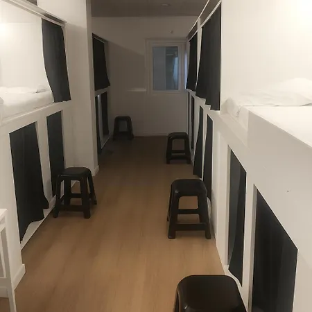 Cozy Nook Hostel *